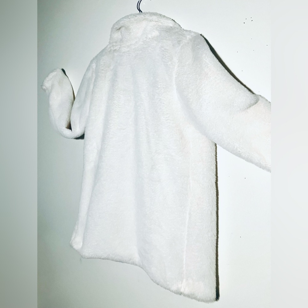 Elegant White Faux Fur Women's Jacket w/ matching scarf - Picture 3 of 16